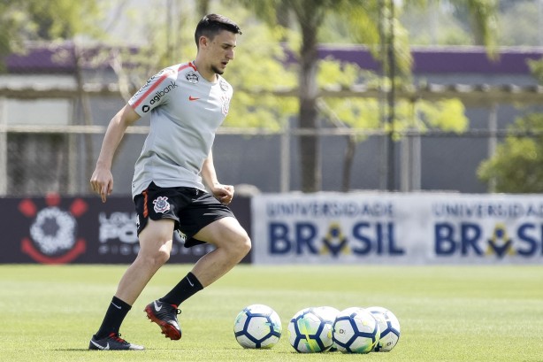 Mantuan durante treino no CT Joaquim Grava
