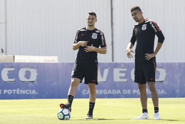 Mantuan e Léo Santos no treino derradeiro antes do jogo contra o Internacional