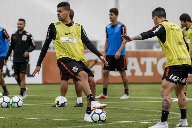 O garoto Léo Santos em treinamento no CT Joaquim Grava