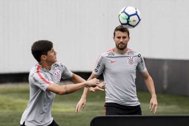O meia Vital e o zagueiro Henrique treinam no CT