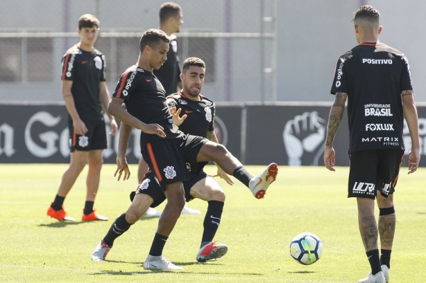 Pedrinho e Gabriel treinam pela última vez antes do jogo contra o Internacional