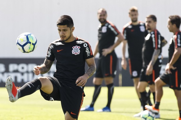 Sergio Díaz treina para ganhar chance com Jair Ventura