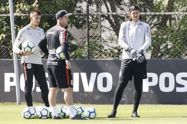 Treino de goleiros no CT Joaquim Grava