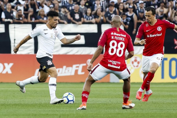 Douglas durante jogo contra o Internacional, pelo Campeonato Brasileiro
