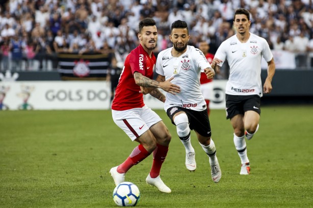 Clayson e Danilo Avelar durante jogada contar o Internacional, na Arena Corinthians