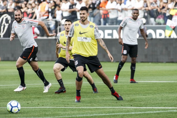 Danilo, Pedro Henrique e companheiros no treino aberto na Arena Corinthians