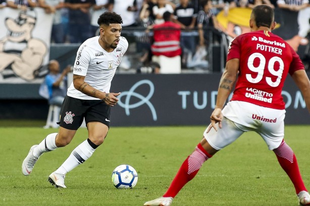 Douglas atuando contra o Internacional pelo Campeonato Brasileiro