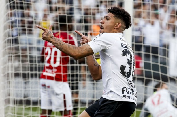 Douglas comemorou muito seu gol contra o Internacional, na Arena Corinthians