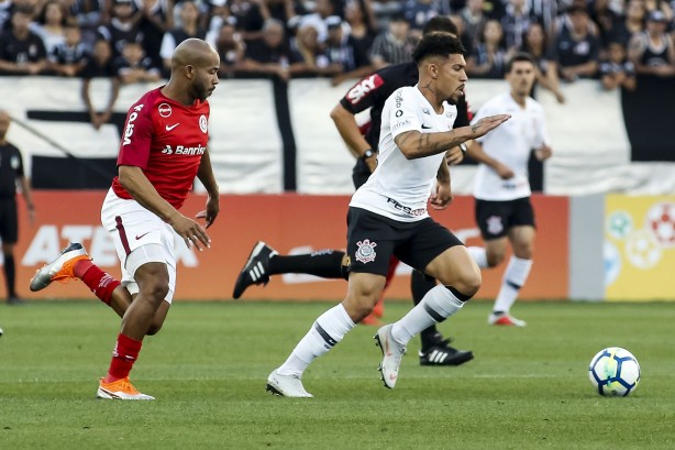 Douglas durante partida contra o Internacional, pelo Campeonato Brasileiro