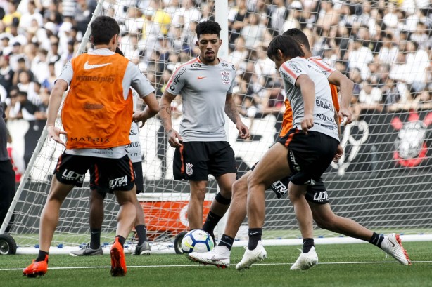 Douglas e companheiros no treino de hoje, na Arena Corinthians