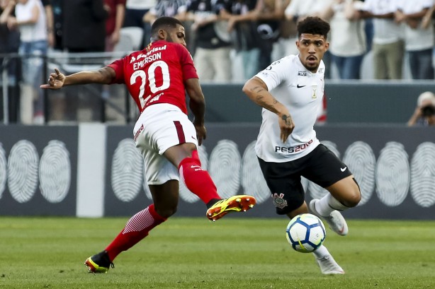 Douglas fez boa partida contra o Internacional, pelo Brasileirão, na Arena Corinthians
