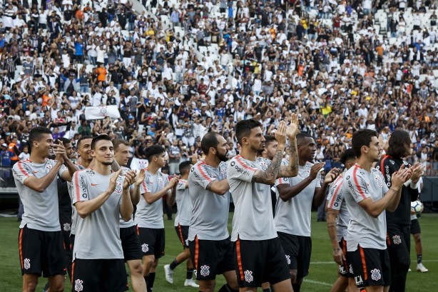Elenco corinthiano aplaude os mais de 38 mil torcedores presentes no treino aberto
