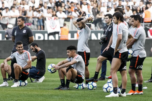 Elenco corinthiano durante treino aberto na Arena diante 38 mil torcedores