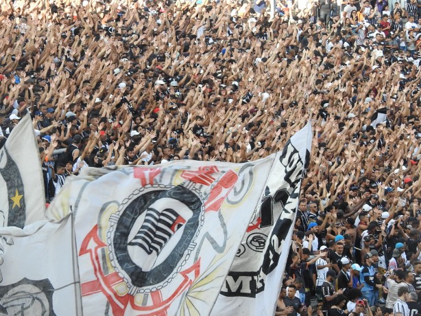 Fiel brilhou no treino aberto do Corinthians desta terça