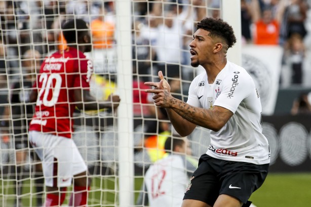 Foi o primeiro gol do volante Douglas com a camisa do Corinthians