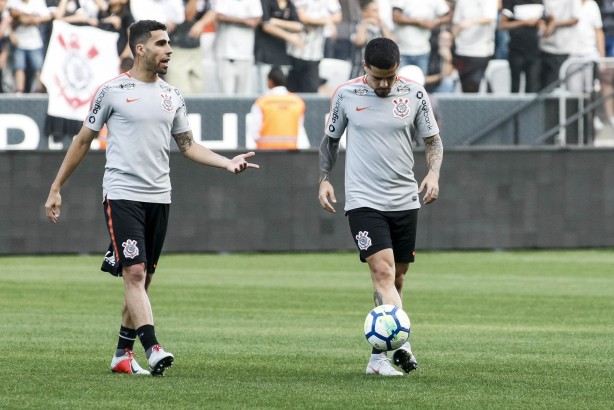 Gabriel e Fagner treinam na Arena Corinthians, diante 383 mil torcedores