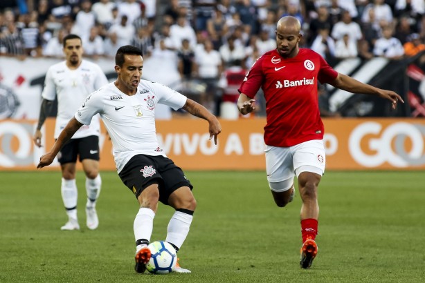 Jadson em partida contra o Internacional, pelo Brasileirão