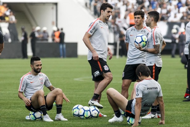 Jogadores durante treino aberto na Arena Corinthians; 38 mil torcedores assistiram a atividade