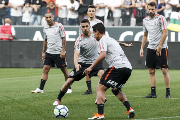 Jogadores durante treino aberto na Arena Corinthians, nesta terça-feira