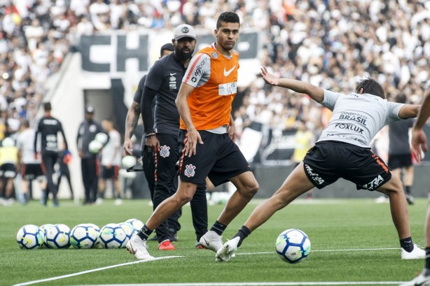 Léo Santos durante treino aberto na Arena Corinthians, nesta terça-feira