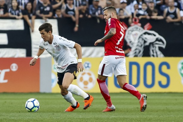 Mateus Vital foi titular diante o Internacional, na Arena Corinthians