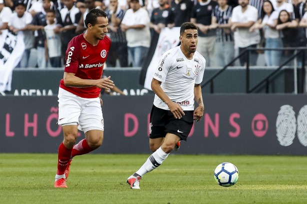 O volante Gabriel em jogada contra o Internacional, na Arena Corinthians