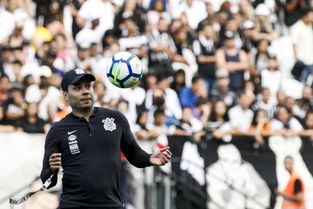 Técnico Jair Ventura em sua primeira experiência em treino aberto na Arena Corinthians