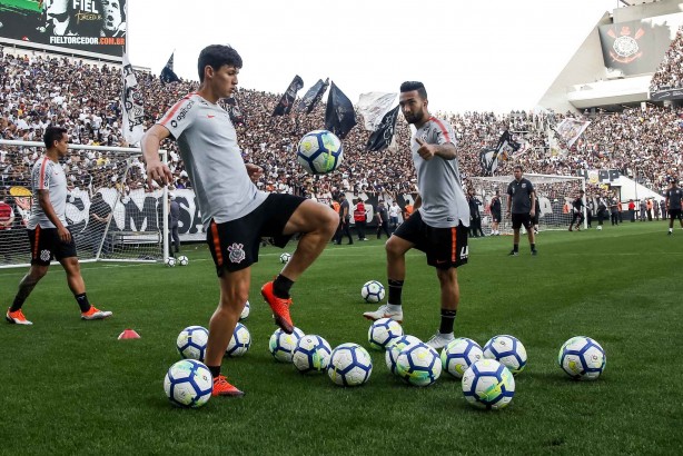 Vital e Clayson durante o treino aberto na Arena Corinthians
