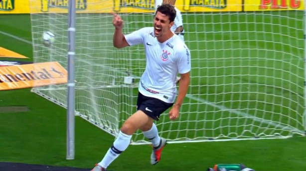 Avelar corre para o abrao ao marcar primeiro gol do jogo em Itaquera