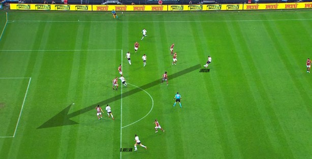 Jadson observa a passagem de Danilo Avelar e lança precisamente