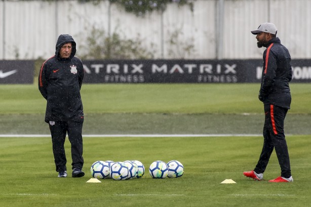 Auxiliares comandaram o treino na ausência do técnico Jair Ventura