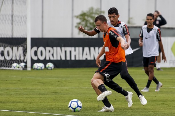 Carlos Augusto e Matheus Matias treinam juntos no CT