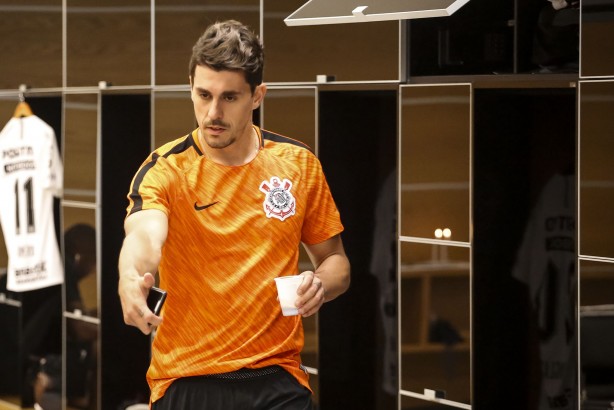 Danilo Avelar no vestiário da Arena Corinthians, antes do jogo decisivo pela Copa do Brasil