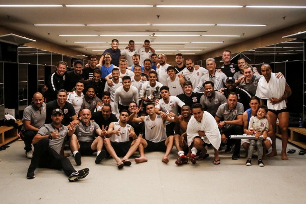 Elenco posa para foto no vestiário da Arena Corinthians após classificação para final da CBR