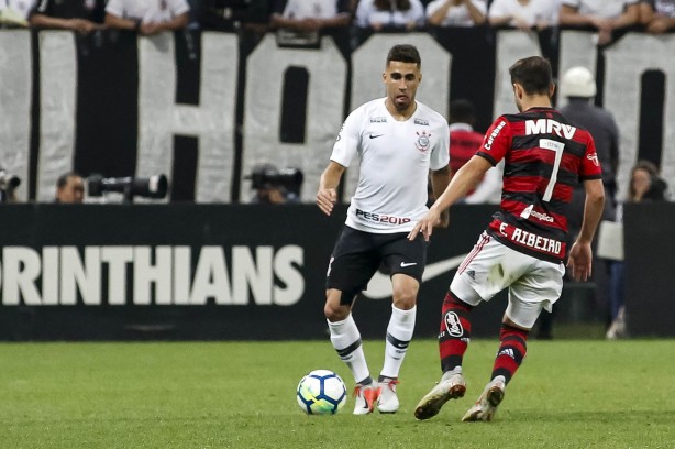 Gabriel entrou improvisado na lateral direita, contra o Flamengo, após Fagner sair lesionado