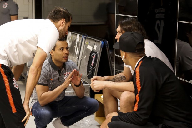 Jair Ventura conversa com jogadores antes do jogo contra o Flamengo, pela Copa do Brasil