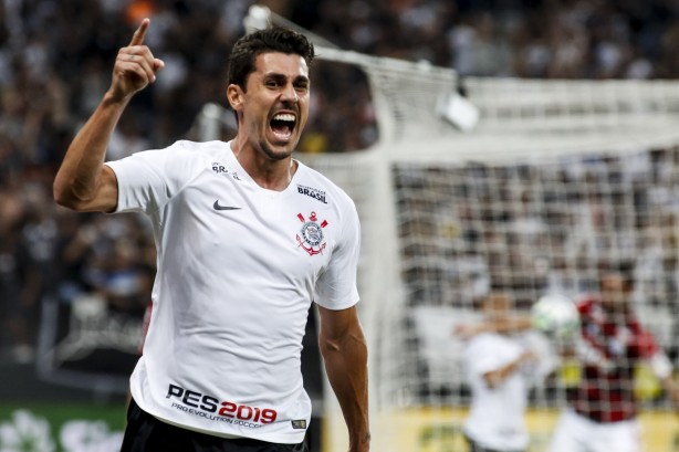 O lateral Danilo Avelar abriu o placar na Arena Corinthians, contra o Flamengo