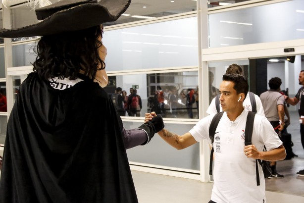 O meia Jadson chega à Arena Corinthians para duelo contra o Flamengo, pela Copa do Brasil