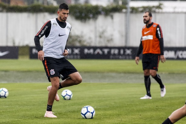 O zagueiro Pedro Henrique e o meia Danilo no treino de reapresentação no CT