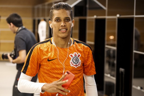 Pedrinho antes do jogo contra o Flamengo, pela Copa do Brasil, no vestiário da Arena Corinthians