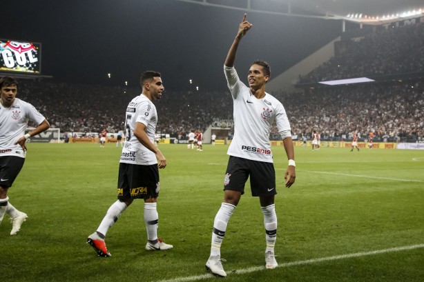 Pedrinho durante comemoração de seu gol contra o Flamengo, pela COpa do Brasil
