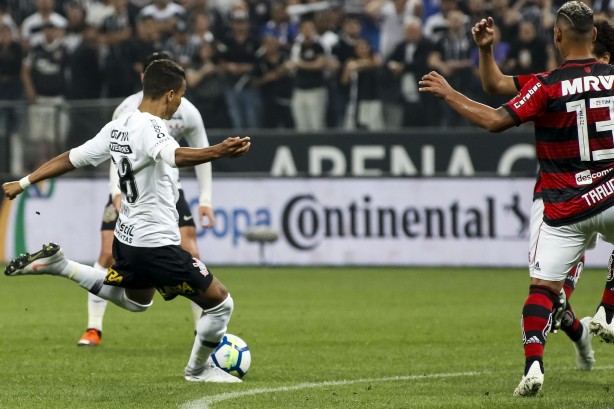 Pedrinho entrou para acertar um lindo chute que resultou no gol da classificação do Corinthians