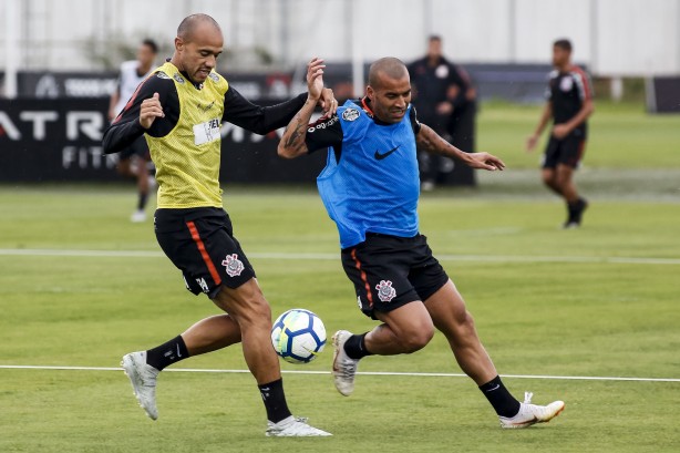 Roger e Sheik em dividida durante o treino de hoje no CT