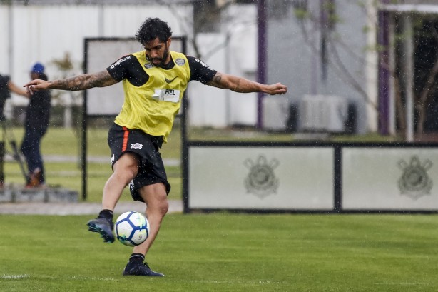 Vilson no treino de reapresentação do elenco no CT