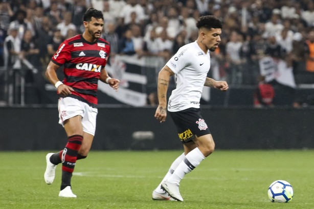 Volante Douglas durante semifinal da Copa do Brasil, contra o Flamengo, na Arena Corinthians