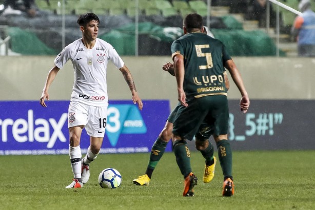 Ángelo Araos atuando contra o América-MG, pelo Campeonato Brasileiro