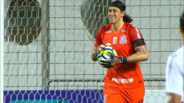 Cssio pouco trabalhou no primeiro tempo de Amrica-MG x Corinthians