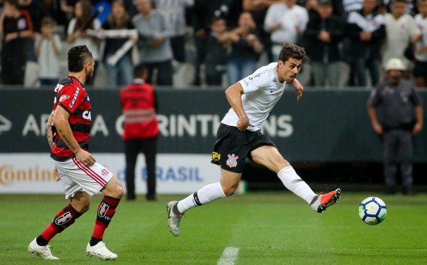 Danilo Avelar no momento do chute que abriu o placar na Arena Corinthians, contra o Flamengo
