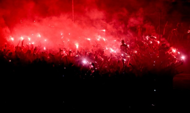 Festa histórica da Fiel durante chegada do ônibus do Corinthians à Arena, em Itaquera