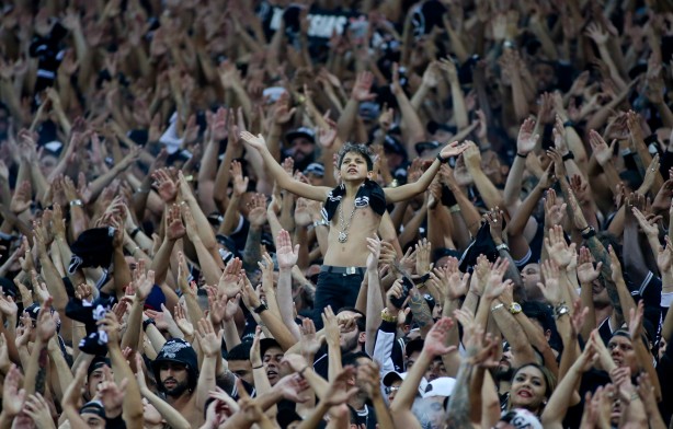 Fiel torcida na Arena Corinthians comemorando muito a classificação contra o Flamengo